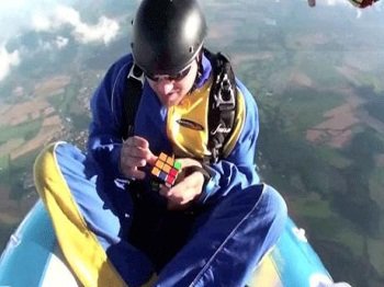 Собрать Кубик Рубик в свободном падении, сидя в резиновой лодке!