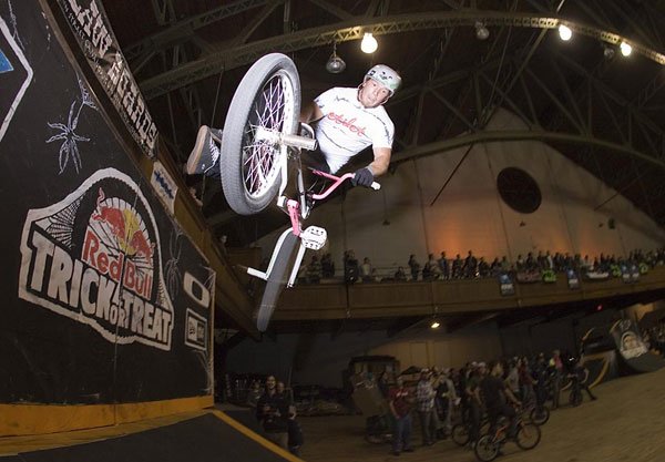 Участники BMX-шоу прыгали по…гробам